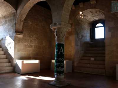 Da qui ci immettiamo all�interno della Torre detta "dei Minorenni", perch� adibita a carcere minorile a cavallo tra il XIX e XX secolo. Divisa da una singola colonna con capitello bianco, � ora trasformata in una sorta di sala del tesoro...